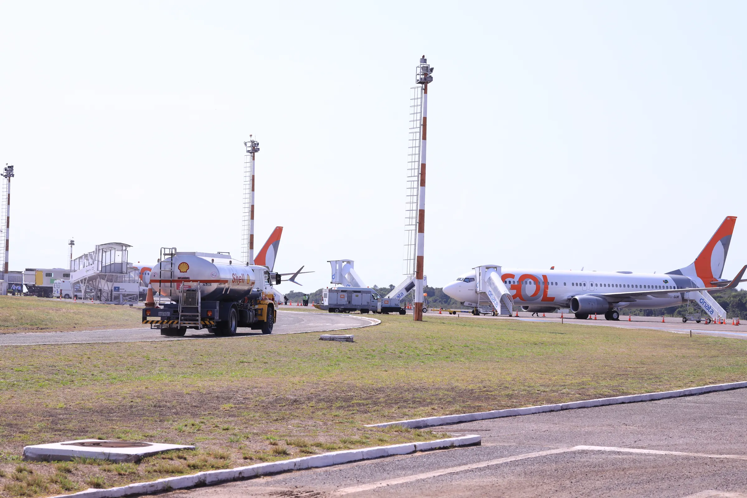 Caminhão-tanque Shell em pátio de aeroporto
